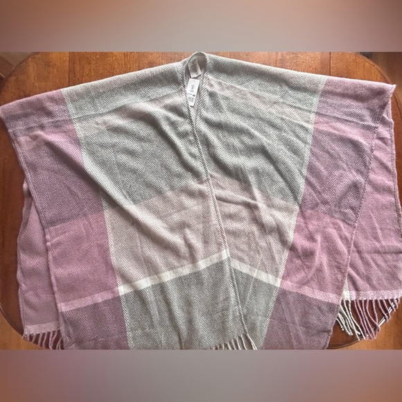 NWT WOOLRICH Reagan Plaid Fringe Hem Shaw Wrap, Wearable Blanket - Picture 4 of 6